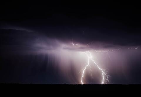Der Blitz schlug am Sonntagabend in einen Dachstuhl ein.