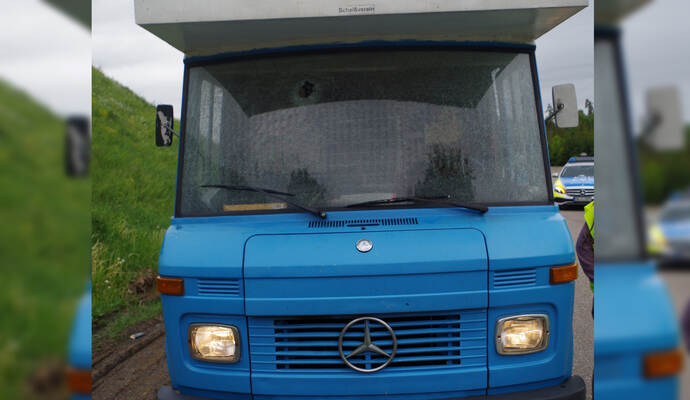 Das Wohnmobil, bei dem die Beifahrerseite von einem Stein durchschlagen wurde. Das Wohnmobil, bei dem die Beifahrerseite von einem Stein durchschlagen wurde.