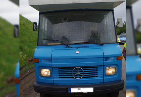 Das Wohnmobil, bei dem die Beifahrerseite von einem Stein durchschlagen wurde.