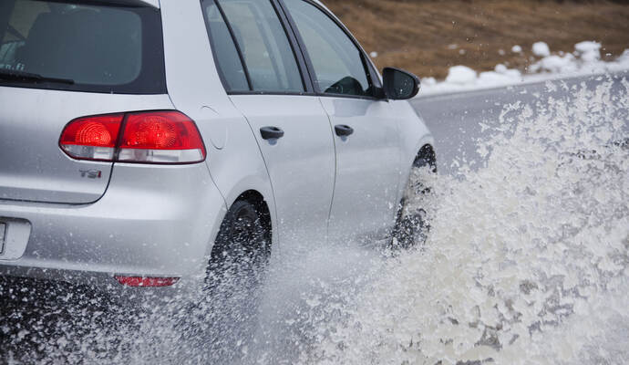 Die starken Regenfälle sind gleich zwei Autofahrern auf der A8 zum Verhängnis geworden.