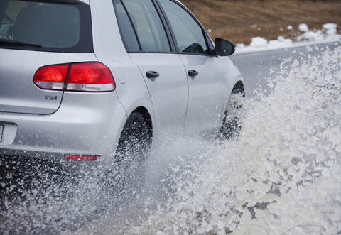 Die starken Regenfälle sind gleich zwei Autofahrern auf der A8 zum Verhängnis geworden.