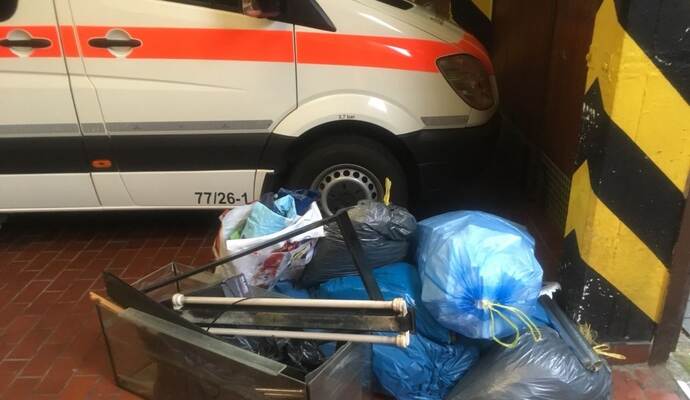 Neben einem DRK-Altkleidercontainer in Remchingen war ein Terrarium abgestellt worden. Wo war der tierische Inhalt geblieben? Nicht zum ersten Mal fanden Rotkreuzler unliebsame Überraschungen zwischen den Kleidersäcken im Container.