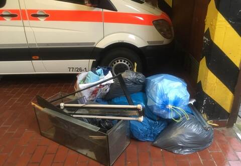 Neben einem DRK-Altkleidercontainer in Remchingen war ein Terrarium abgestellt worden. Wo war der tierische Inhalt geblieben? Nicht zum ersten Mal fanden Rotkreuzler unliebsame Überraschungen zwischen den Kleidersäcken im Container.