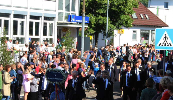 Der Umzug am Maientag in Vaihingen. Am letzten Festtag kam es am Abend zu einem Zwischenfall mit einer Gruppe von Jugendlichen.