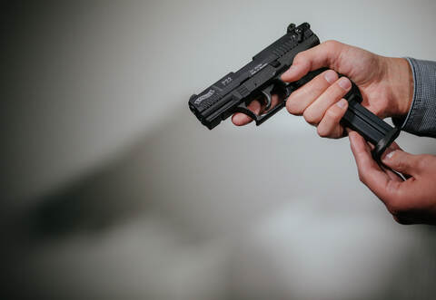 Zeugenberichten zufolge stieg der Fahrer des Golfs aus seinem Wagen aus und gab unvermittelt drei Schüsse aus einer Waffe in die Luft ab.