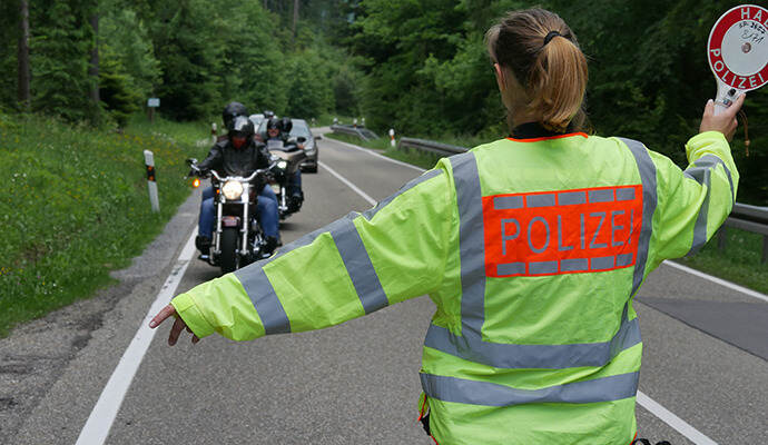 Herausgewunken wurden am Sonntag zwischen Dobel und Eyachbrücke Dutzende von Motorradfahrern. Neben einer Tempokontrolle wurde auch nach nicht ordnungsgemäß getunten Bikes gesucht.