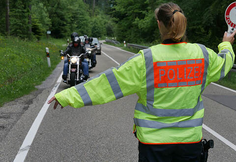 Herausgewunken wurden am Sonntag zwischen Dobel und Eyachbrücke Dutzende von Motorradfahrern. Neben einer Tempokontrolle wurde auch nach nicht ordnungsgemäß getunten Bikes gesucht.