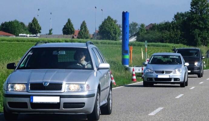 Nein, die blaue Säule blitzt keine zu schnellen Autos. Nein, die blaue Säule blitzt keine zu schnellen Autos.