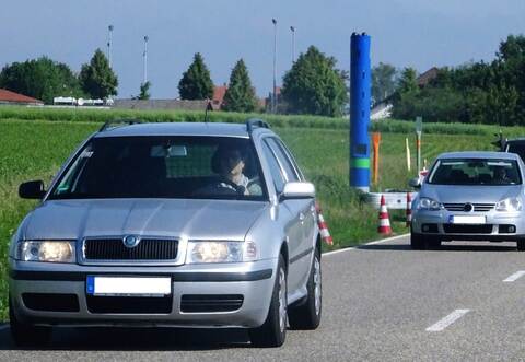 Nein, die blaue Säule blitzt keine zu schnellen Autos.