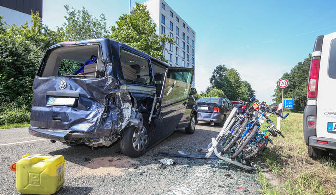 Totalschaden entstand an diesem VW Bus.