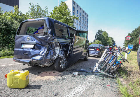 Totalschaden entstand an diesem VW Bus.
