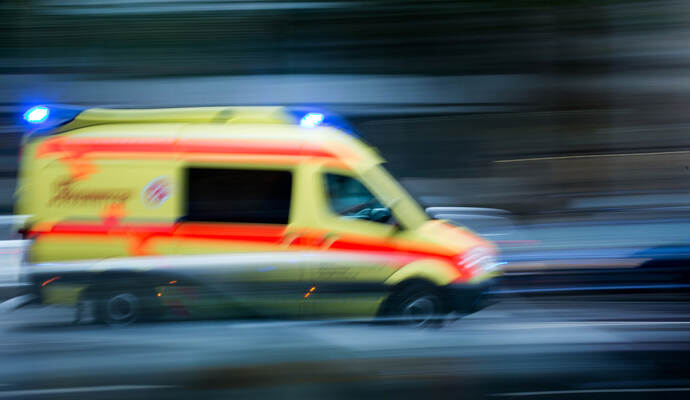 Der 57-Jährige wurde schwer verletzt in ein Krankenhaus gebracht. Der 57-Jährige wurde schwer verletzt in ein Krankenhaus gebracht.