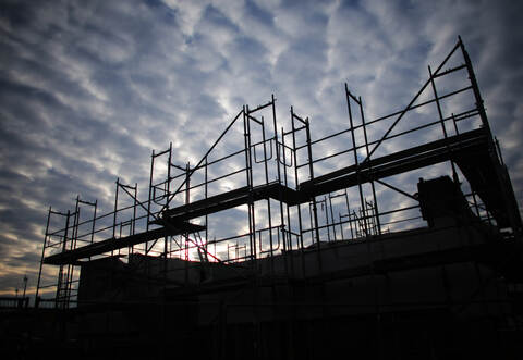 Immer wieder tauchen über Bauprojekten dunkle Wolken in Form von Kostensteigerungen auf.