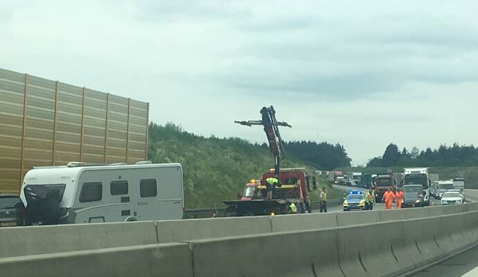 Nachdem ein Lkw mit einem Wohnwagen-Gespann kollidiert war, staute sich der Verkehr auf der A8 erheblich. Nachdem ein Lkw mit einem Wohnwagen-Gespann kollidiert war, staute sich der Verkehr auf der A8 erheblich.