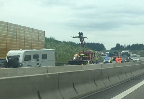 Nachdem ein Lkw mit einem Wohnwagen-Gespann kollidiert war, staute sich der Verkehr auf der A8 erheblich.