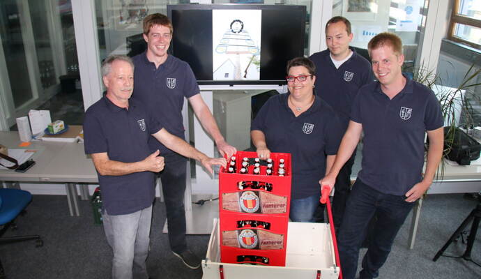 Für Rudi Hettich, Robin Burger, Silke Bräuninger, Pascal Spathelf und André Burger (von links) gab es von „PZ-news“ einen Bollerwagen und reichlich Bier von der Brauerei Ketterer. Für Rudi Hettich, Robin Burger, Silke Bräuninger, Pascal Spathelf und André Burger (von links) gab es von „PZ-news“ einen Bollerwagen und reichlich Bier von der Brauerei Ketterer.