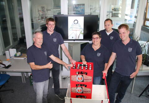 Für Rudi Hettich, Robin Burger, Silke Bräuninger, Pascal Spathelf und André Burger (von links) gab es von „PZ-news“ einen Bollerwagen und reichlich Bier von der Brauerei Ketterer.