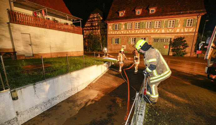 Tiefer gelegene Garageneinfahrten waren eine leichte Beute der Wassermassen in Mühlacker-Großglattbach.
