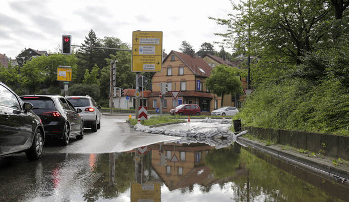 Wasser auf der B10: Auch am Freitagmorgen hatte die Feuerwehr in Mühlacker noch mit den Wassermassen der Nacht zu kämpfen.