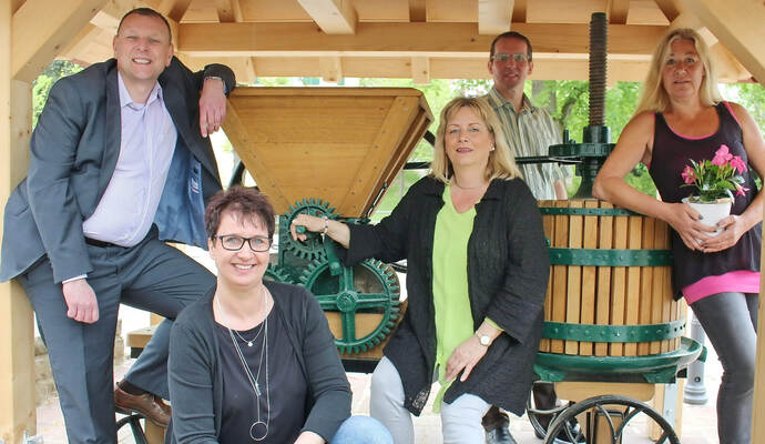 Die Organisatoren des BDS Keltern: Hauptorganisatorin Karin Großmann (Mitte), die Vorstandsmitglieder Thomas Täge, Sabine Weinbrecht und Andreas Schell sowie Jacqueline Geisser (v.l.) werden am Samstagabend in Ellmendingen dafür sorgen, dass die Besucher auch beim fünften BDS-Frühlingsfest unvergessliche Stunden erleben werden. Die Organisatoren des BDS Keltern: Hauptorganisatorin Karin Großmann (Mitte), die Vorstandsmitglieder Thomas Täge, Sabine Weinbrecht und Andreas Schell sowie Jacqueline Geisser (v.l.) werden am Samstagabend in Ellmendingen dafür sorgen, dass die Besucher auch beim fünften BDS-Frühlingsfest unvergessliche Stunden erleben werden.
