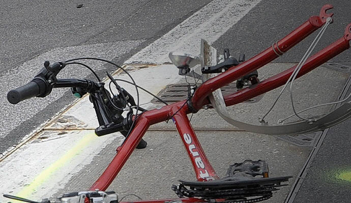 Zu zweit auf einem Fahrrad gegen Auto geprallt und schwer verletzt -  Startseite