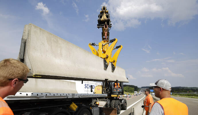 Gelbe Linien und Absperrbaken sowie Arbeiten an den Teilen der Betonleitwand kündigen an: Auf der A8 zwischen Pforzheim-Süd und Heimsheim werden die Fahrbahnen verlegt, weil der Flüsterasphalt erneuert wird.