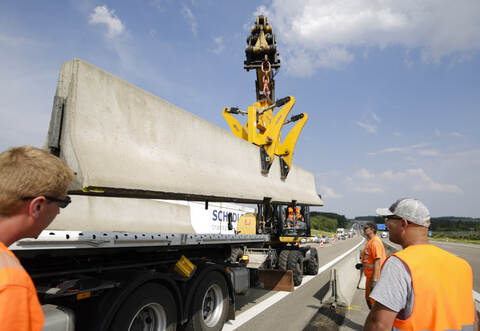 Gelbe Linien und Absperrbaken sowie Arbeiten an den Teilen der Betonleitwand kündigen an: Auf der A8 zwischen Pforzheim-Süd und Heimsheim werden die Fahrbahnen verlegt, weil der Flüsterasphalt erneuert wird.