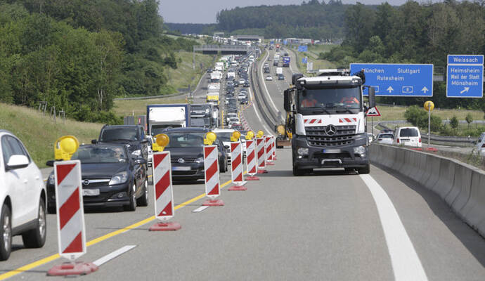 Gelbe Linien und Absperrbaken sowie Arbeiten an den Teilen der Betonleitwand kündigen an: Auf der A8 zwischen Pforzheim-Süd und Heimsheim wird bald der Flüsterasphalt erneuert. Aktuell wird die A8 in Richtung Karlsruhe dafür vorbereitet, den Verkehr in Richtung Stuttgart aufzunehmen, wenn die Fahrbahn gen Süden den neuen Belag erhält. Gelbe Linien und Absperrbaken sowie Arbeiten an den Teilen der Betonleitwand kündigen an: Auf der A8 zwischen Pforzheim-Süd und Heimsheim wird bald der Flüsterasphalt erneuert. Aktuell wird die A8 in Richtung Karlsruhe dafür vorbereitet, den Verkehr in Richtung Stuttgart aufzunehmen, wenn die Fahrbahn gen Süden den neuen Belag erhält.