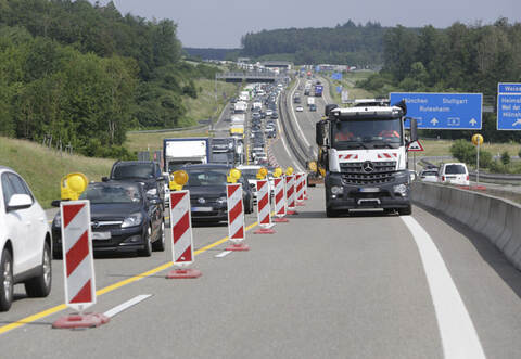 Gelbe Linien und Absperrbaken sowie Arbeiten an den Teilen der Betonleitwand kündigen an: Auf der A8 zwischen Pforzheim-Süd und Heimsheim wird bald der Flüsterasphalt erneuert. Aktuell wird die A8 in Richtung Karlsruhe dafür vorbereitet, den Verkehr in Richtung Stuttgart aufzunehmen, wenn die Fahrbahn gen Süden den neuen Belag erhält.