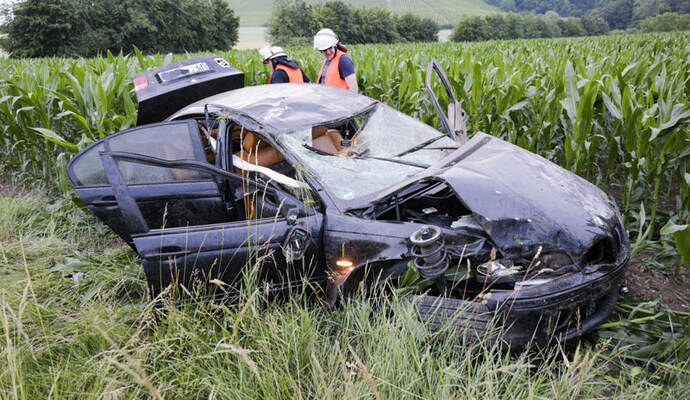 Nach mehrfachem Überschlag landete ein BMW-Fahrer bei Maulbronn im Maisfeld. Foto: Tilo Keller Nach mehrfachem Überschlag landete ein BMW-Fahrer bei Maulbronn im Maisfeld. Foto: Tilo Keller