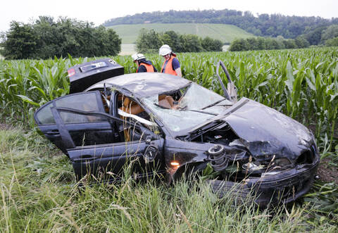 Nach mehrfachem Überschlag landete ein BMW-Fahrer bei Maulbronn im Maisfeld. Foto: Tilo Keller