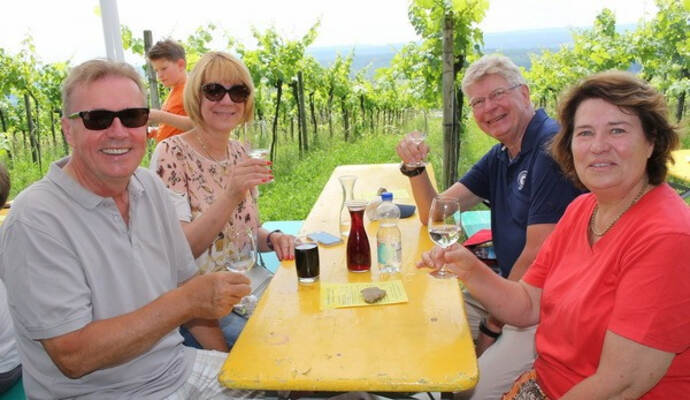 Perfektes Wetter, tolle Aussicht, nette Menschen und ein gutes Glas Wein – das Weinblütenfest in Keltern war ein Höhepunkt des Wochenendes. Perfektes Wetter, tolle Aussicht, nette Menschen und ein gutes Glas Wein – das Weinblütenfest in Keltern war ein Höhepunkt des Wochenendes.