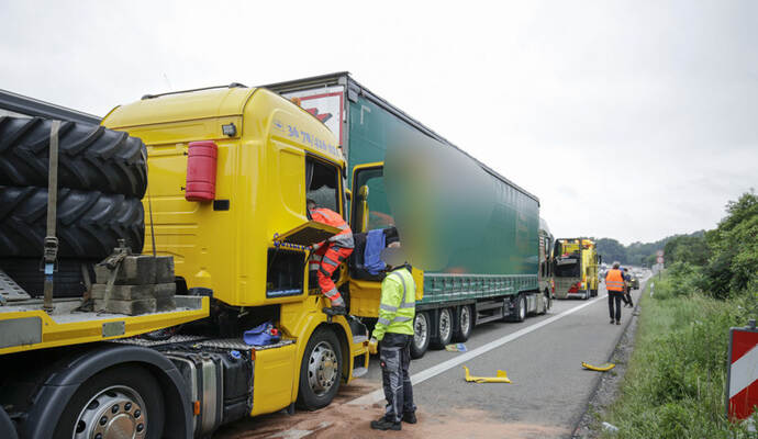 Drei Lkw sind bei dem Unfall aufeinander gefahren. Drei Lkw sind bei dem Unfall aufeinander gefahren.