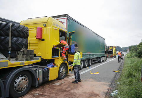Drei Lkw sind bei dem Unfall aufeinander gefahren.
