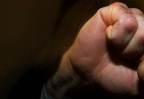 Noch im Hausflur wurden die Streitigkeiten handgreiflich. Einige der Beteiligten mussten ins Krankenhaus gebracht werden.