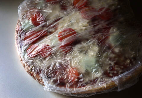 Der Dieb ließ unter anderem Fertigpizza mitgehen.