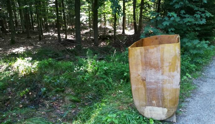 Aus diesem unerlaubt im Wald bei Tiefenbronn abgeladenem Öltank ist Öl in den Waldboden gelaufen. Aus diesem unerlaubt im Wald bei Tiefenbronn abgeladenem Öltank ist Öl in den Waldboden gelaufen.