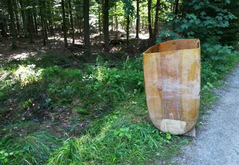 Aus diesem unerlaubt im Wald bei Tiefenbronn abgeladenem Öltank ist Öl in den Waldboden gelaufen.