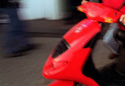 Der Unfallflüchtige war mit einem schwarz/dunkelroten Roller untwerwegs.