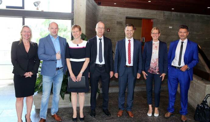 Das Gruppenbild zeigt sieben Kandidaten, die das Amt des Sozialbürgermeisters in Pforzheim übernehmen wollen: (von links) Friedhild Miller, Dimitrij Walter, Almut Cobet, Frank Fillbrunn, Carl-Gustav Kalbfell, Sabine Wagner und Oliver Meschkat. Lothar Lipsky fehlt wegen eines Gesundheitsproblems und Svetlana Koneva wollte sich nicht fotografieren lassen. Foto: Ketterl Das Gruppenbild zeigt sieben Kandidaten, die das Amt des Sozialbürgermeisters in Pforzheim übernehmen wollen: (von links) Friedhild Miller, Dimitrij Walter, Almut Cobet, Frank Fillbrunn, Carl-Gustav Kalbfell, Sabine Wagner und Oliver Meschkat. Lothar Lipsky fehlt wegen eines Gesundheitsproblems und Svetlana Koneva wollte sich nicht fotografieren lassen. Foto: Ketterl