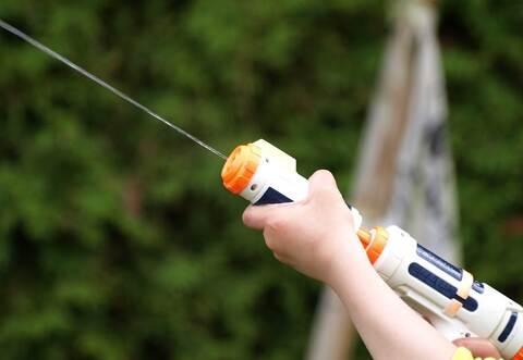 Mit einer Spritzpistole verspritzte der 24-Jährige eine brennbare Flüssigkeit.