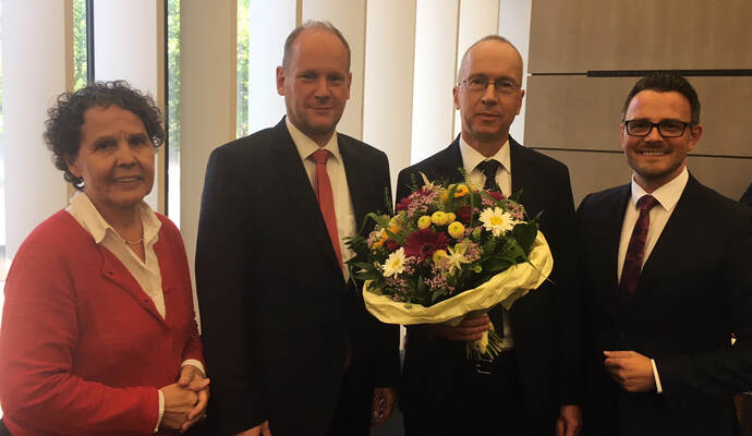 Baubürgermeisterin Sibylle Schüssler, Erster Bürgermeister Dirk Büscher (von links) und Oberbürgermeister Peter Boch (rechts) gratulieren dem neu gewählten Sozialbürgermeister Frank Fillbrunn. Baubürgermeisterin Sibylle Schüssler, Erster Bürgermeister Dirk Büscher (von links) und Oberbürgermeister Peter Boch (rechts) gratulieren dem neu gewählten Sozialbürgermeister Frank Fillbrunn.