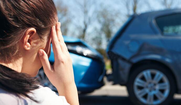 Eine Autofahrerin musste nach dem Unfall ins Krankenhaus. Eine Autofahrerin musste nach dem Unfall ins Krankenhaus.