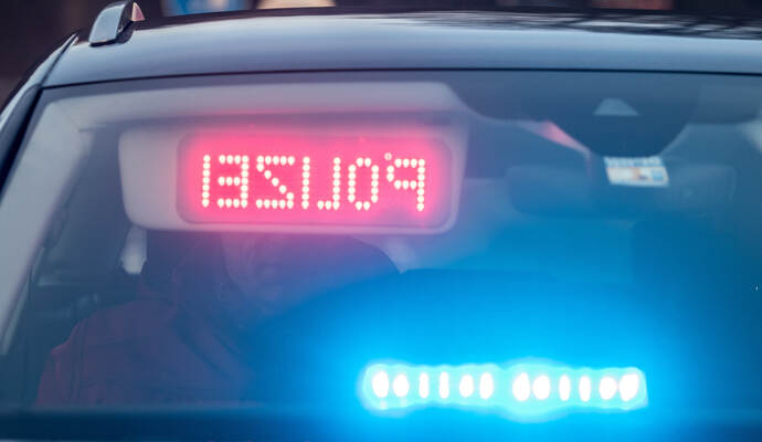Trotz umgehender Fahndung konnte die Polizei den Unbekannten nicht fassen. Trotz umgehender Fahndung konnte die Polizei den Unbekannten nicht fassen.