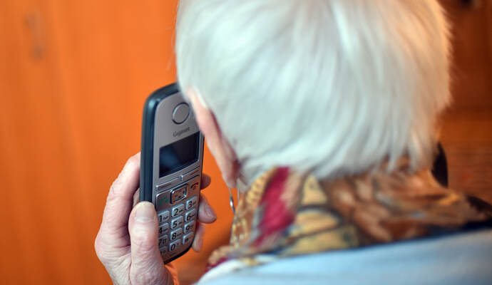 Am Telefon gab sich die Betrügerin als die Enkelin der 91-Jährigen aus. Am Telefon gab sich die Betrügerin als die Enkelin der 91-Jährigen aus.