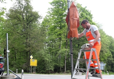 Behelfsampeln werden den Verkehr auf der Dietlinger Straße regeln, wenn es die Asphaltarbeiten an der Westtangentenbrücke erfordern.