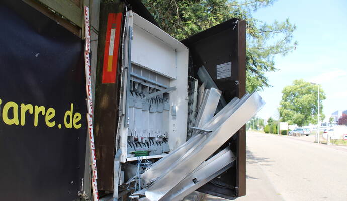 Der Zigarettenautomat wurde erheblich beschädigt.