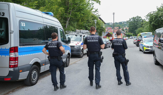 Zahlreiche Polizisten waren in Langensteinbach vor Ort. Zahlreiche Polizisten waren in Langensteinbach vor Ort.