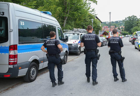 Zahlreiche Polizisten waren in Langensteinbach vor Ort.