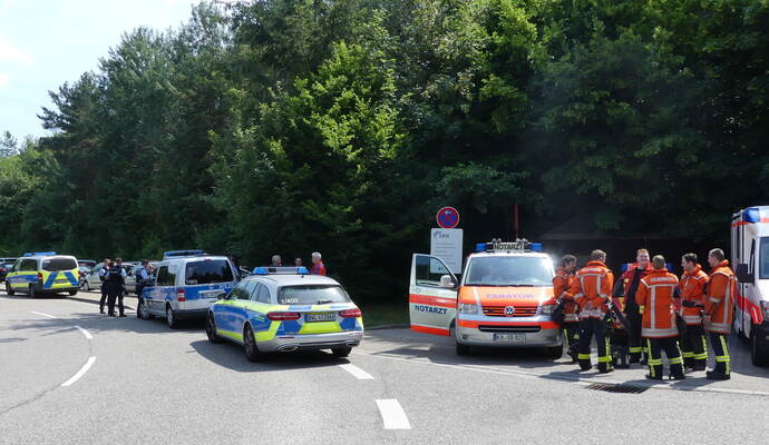 Zahlreiche Polizisten waren in Langensteinbach vor Ort. Gleichwohl standen Feuerwehrleute und Rettungskräfte stundenlang bereit, um im Notfall rasch eingreifen zu können. Zahlreiche Polizisten waren in Langensteinbach vor Ort. Gleichwohl standen Feuerwehrleute und Rettungskräfte stundenlang bereit, um im Notfall rasch eingreifen zu können.